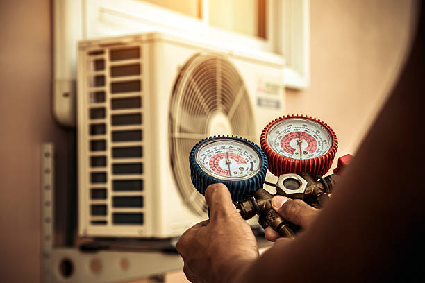 Professional Hvac technician working in Holly Ridge, NC